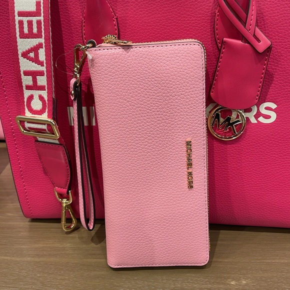 MICHAEL KORS JST 
Leather Continental Wristlet Phone Case Wallet 
Carnation 
NWT - Picture 14 of 16
